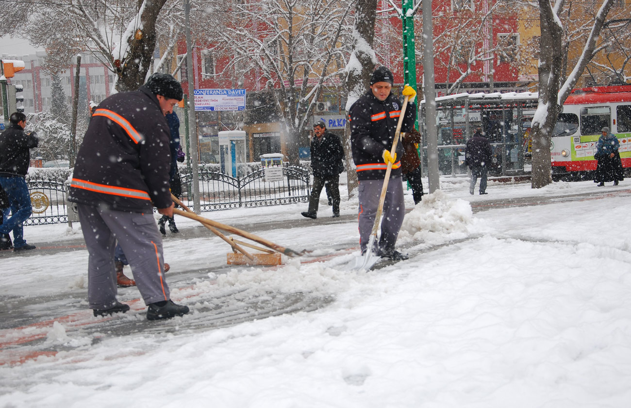 Kar Yağışının Günlük Hayatı Etkilememesi İçin Ekipler 24 Saat Çalışıyor