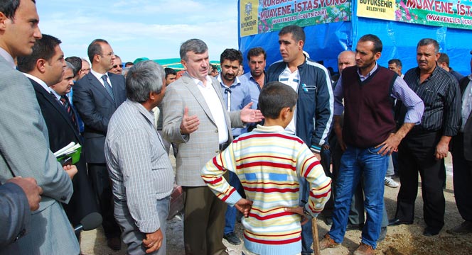Başkan Akyürek, Kurbanlık Satış Yerinde Esnaf ve Vatandaşlarla Görüştü