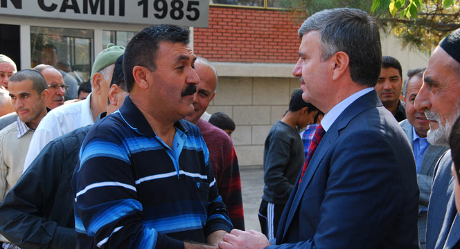 Başkan Akyürek, Ailelerinin Yanına Gidemeyen Öğrenciler ve Vatandaşlarla Bayramlaştı
