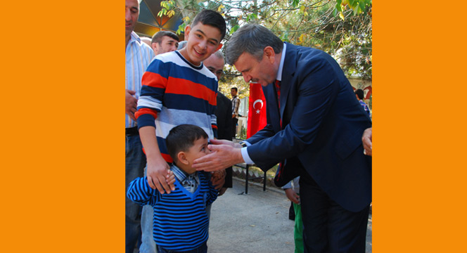 Başkan Akyürek, Ailelerinin Yanına Gidemeyen Öğrenciler ve Vatandaşlarla Bayramlaştı
