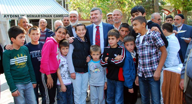 Başkan Akyürek, Ailelerinin Yanına Gidemeyen Öğrenciler ve Vatandaşlarla Bayramlaştı