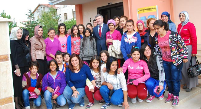 Başkan Akyürek, Ailelerinin Yanına Gidemeyen Öğrenciler ve Vatandaşlarla Bayramlaştı