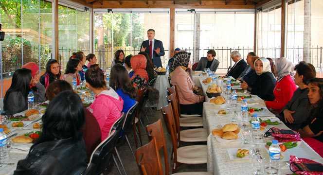 Başkan Akyürek, Ailelerinin Yanına Gidemeyen Öğrenciler ve Vatandaşlarla Bayramlaştı