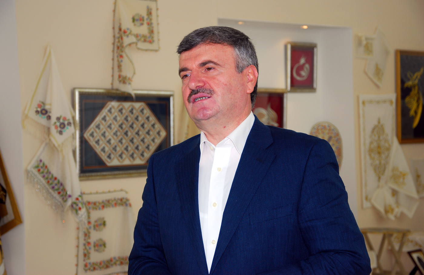 KOMEK'ten 'Büyük' Yıl Sonu Sergisi: Altın Dokunuşlar