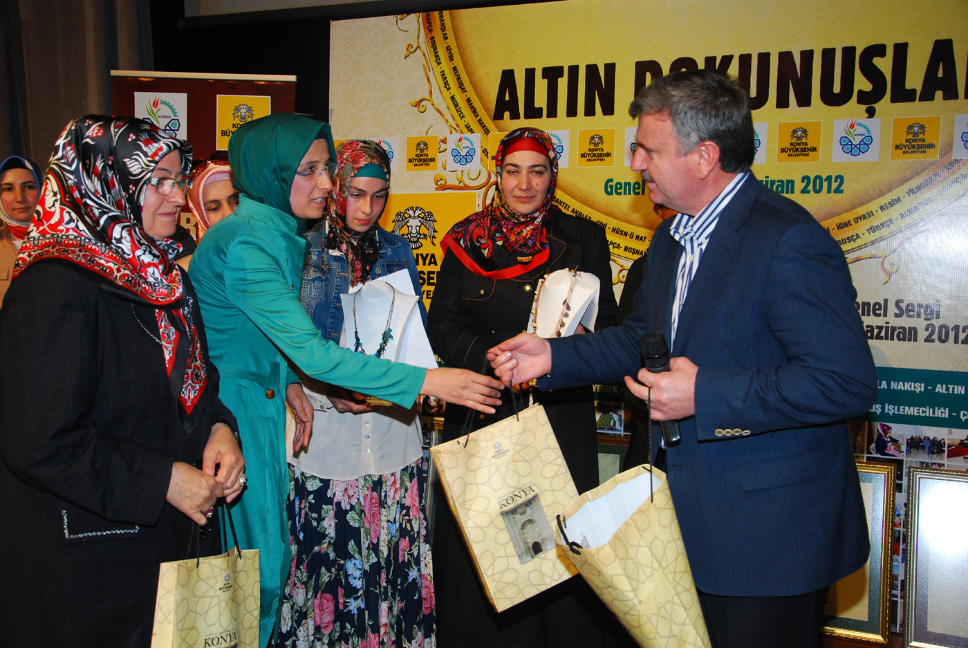 Altın Dokunuşlar Sergisi Ünlü İsimleri Ağırladı