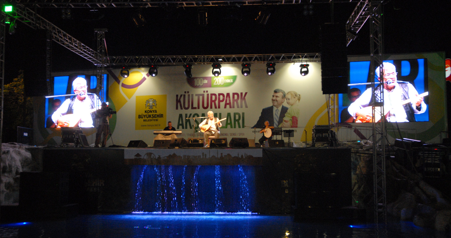 Kültürpark'ta Esat Kabaklı ve Tayfun Talipoğlu Sahne Aldı