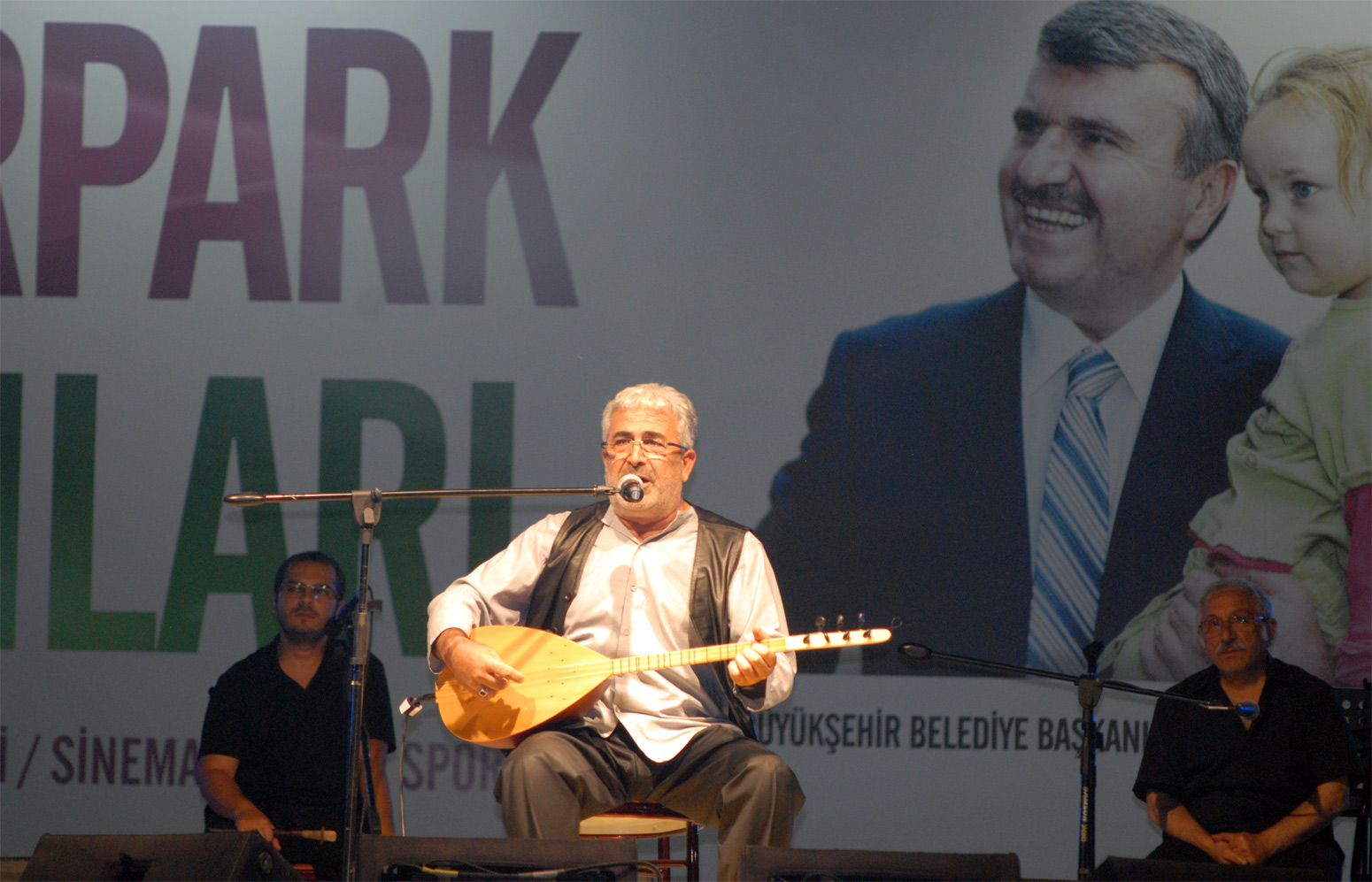 Kültürpark'ta Esat Kabaklı ve Tayfun Talipoğlu Sahne Aldı