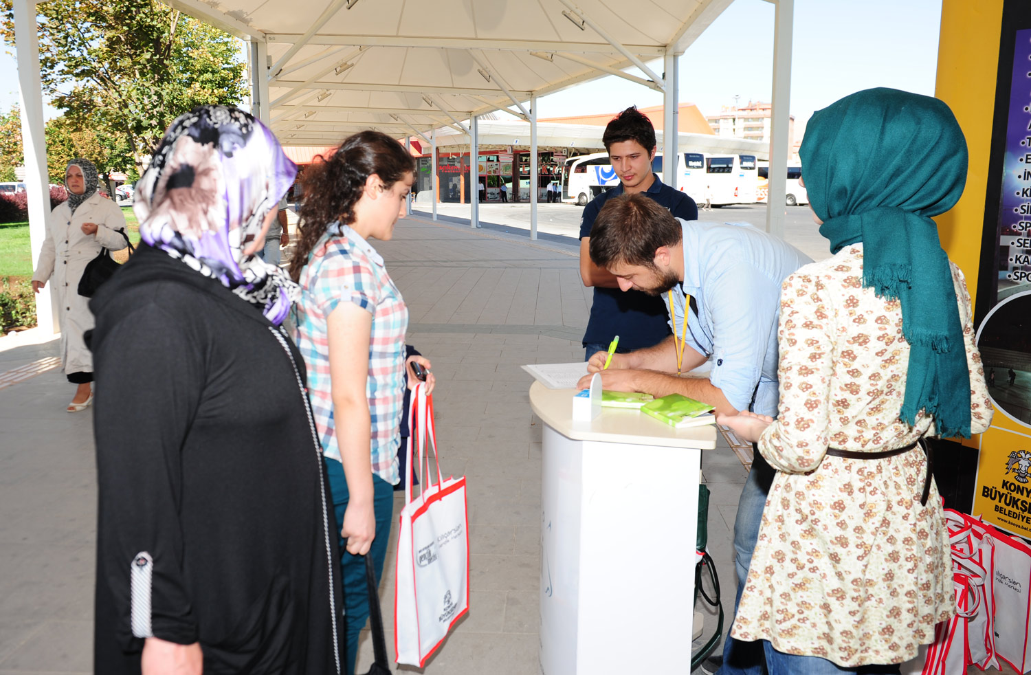 Kayıt İçin Gelen Öğrenciler Bilgilendiriliyor