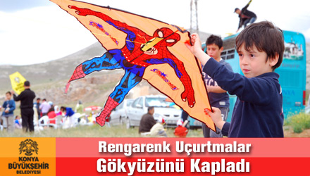 Rengarenk Uçurtmalar Gökyüzünü Kapladı