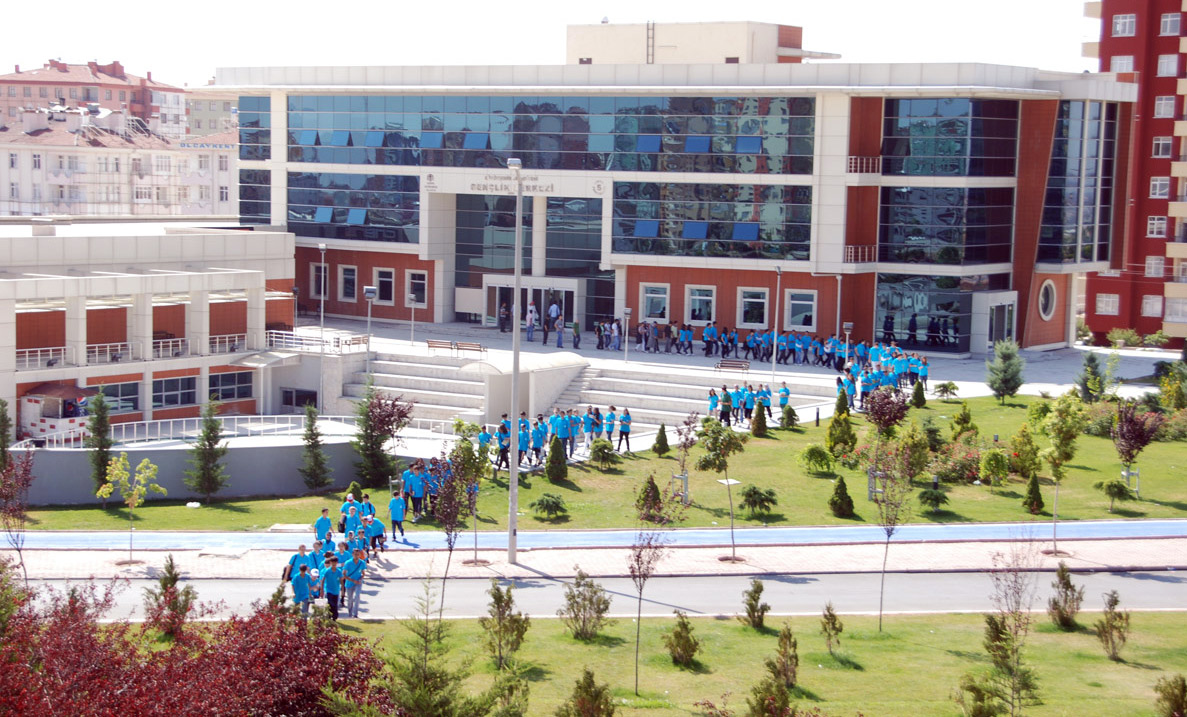 Gençler Tatillerini Gençlik Merkezi'nde Değerlendirecek