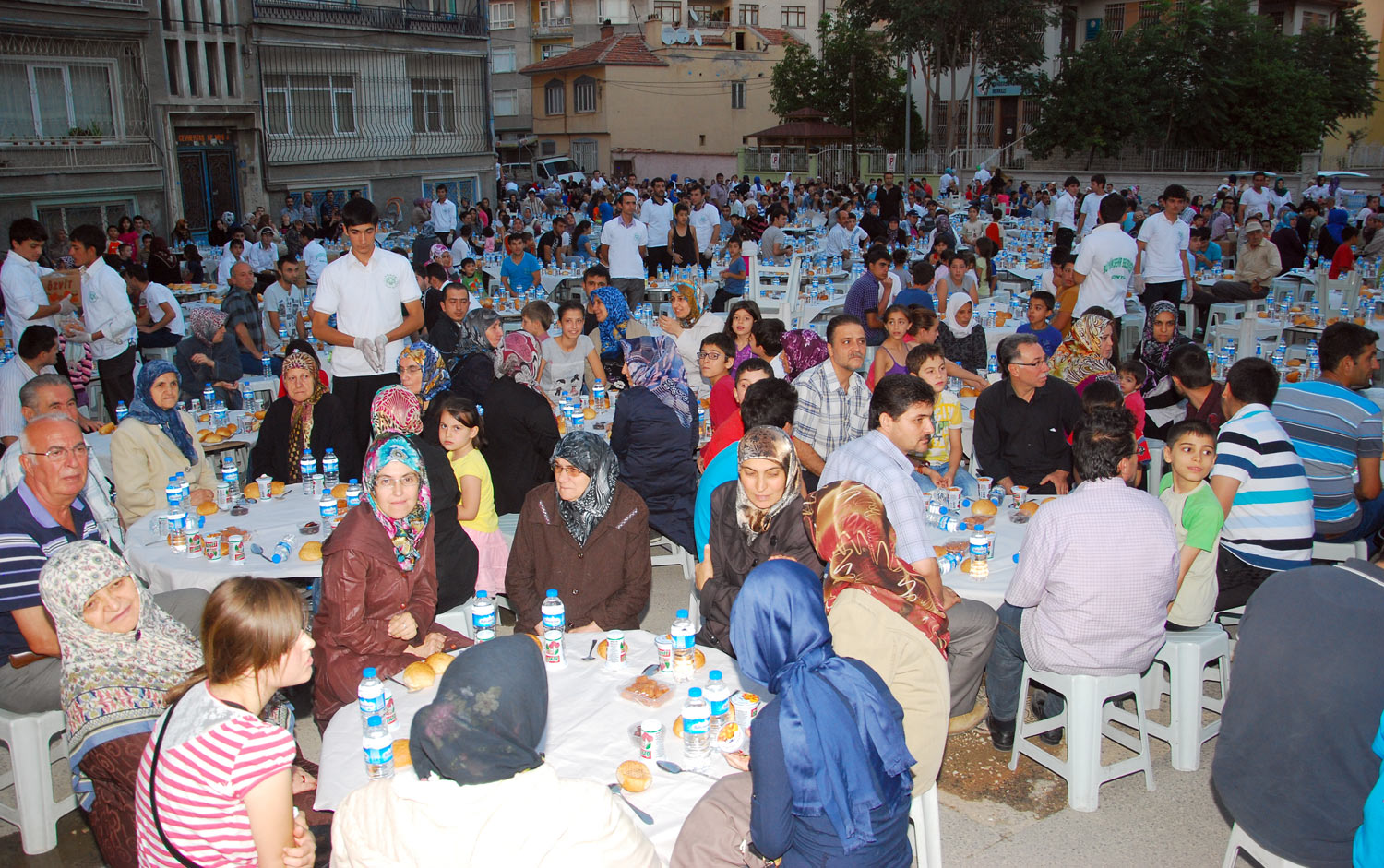 Mahalle İftarları Bütünleşmenin Sembolü