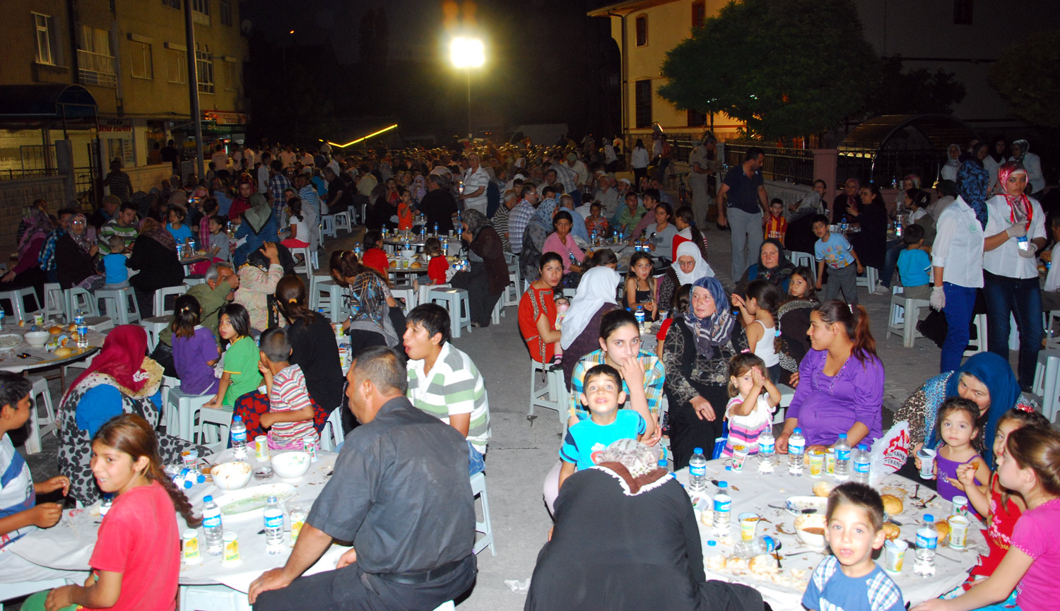 Mahalle İftarları Bütünleşmenin Sembolü