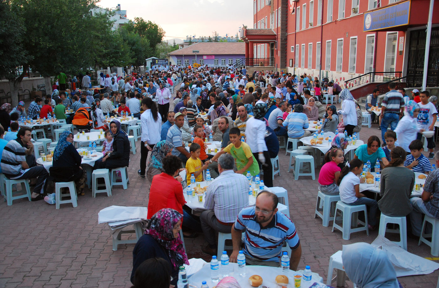 Büyükşehir'in Mahalle İftarları Başladı