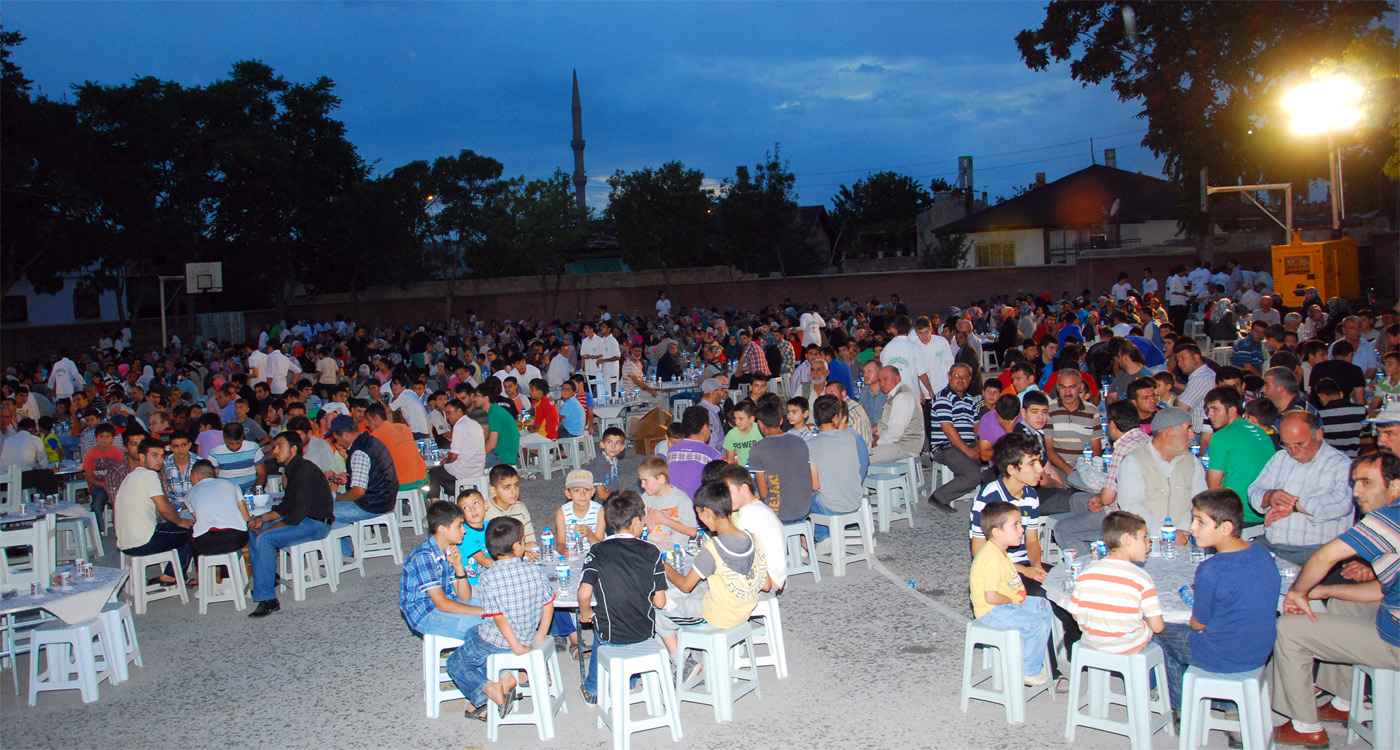 Mahalle İftarları Ramazan Akşamları'na Anlam Katıyor