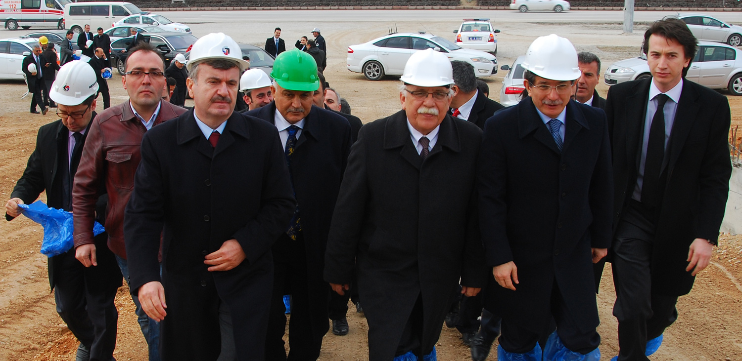 Bakan Davutoğlu ve Bakan Avcı Bilim Merkezi İnşaatını İnceledi