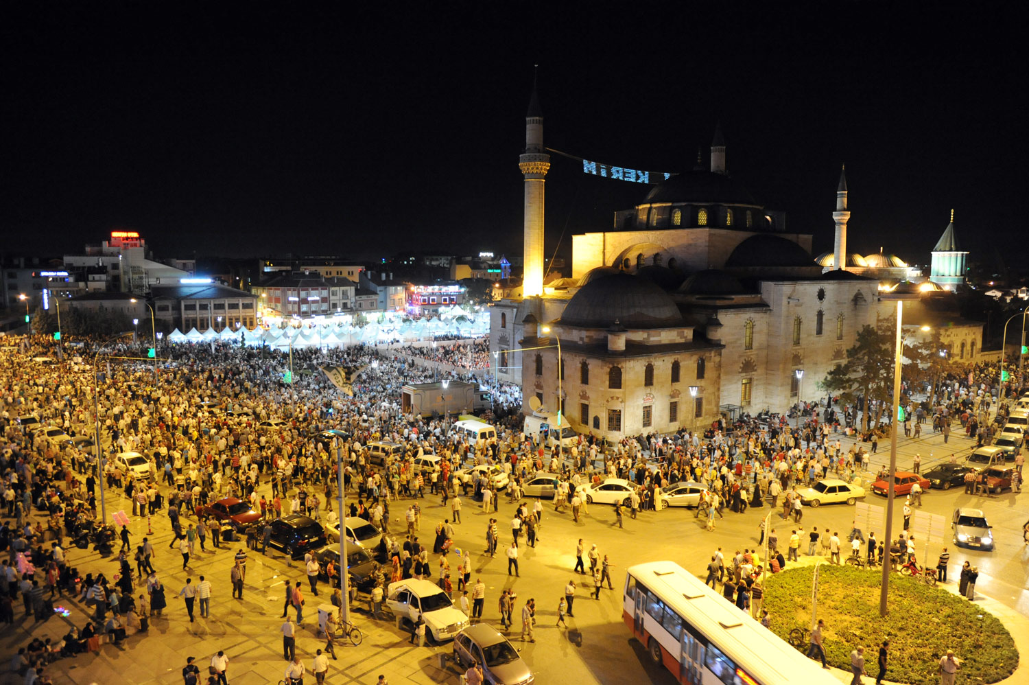 On Binler Ramazan Coşkusunu Mevlana Meydanı'nda Yaşadı