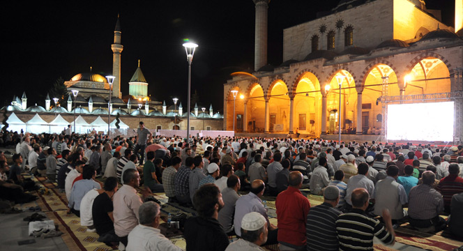 On Binler Ramazan Coşkusunu Mevlana Meydanı'nda Yaşadı