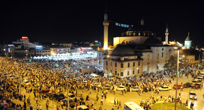 On Binler Ramazan Coşkusunu Mevlana Meydanı'nda Yaşadı