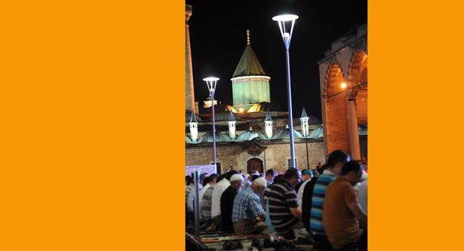 On Binler Ramazan Coşkusunu Mevlana Meydanı'nda Yaşadı