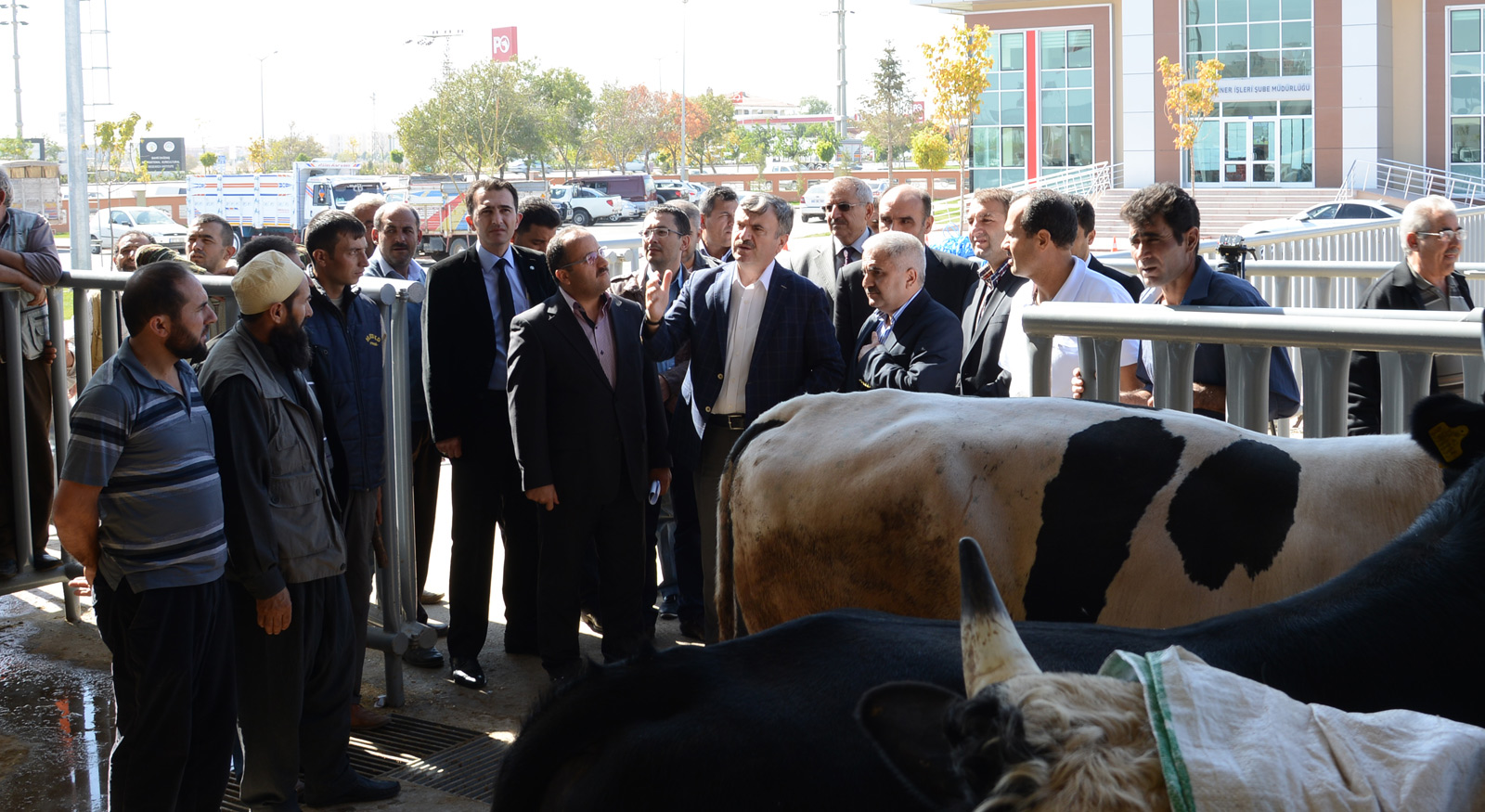 Başkan Akyürek Hayvan Park ve Pazar Yeri'nde Esnaflarla Bir Araya Geldi