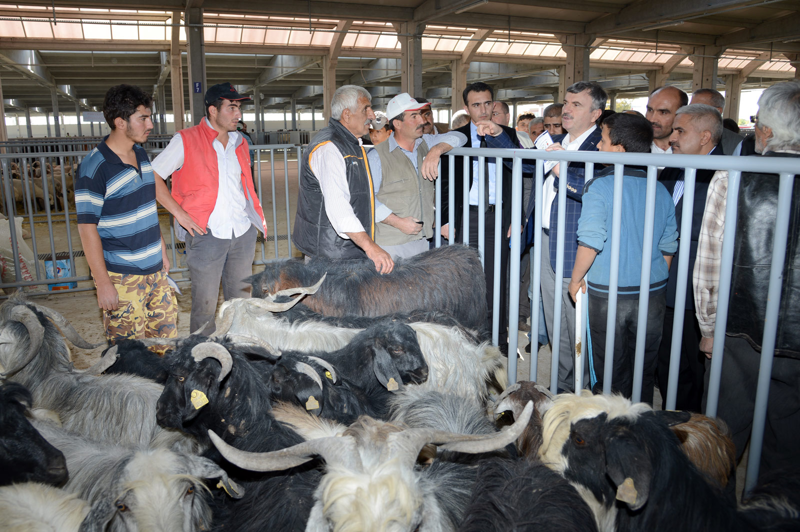 Başkan Akyürek Hayvan Park ve Pazar Yeri'nde Esnaflarla Bir Araya Geldi