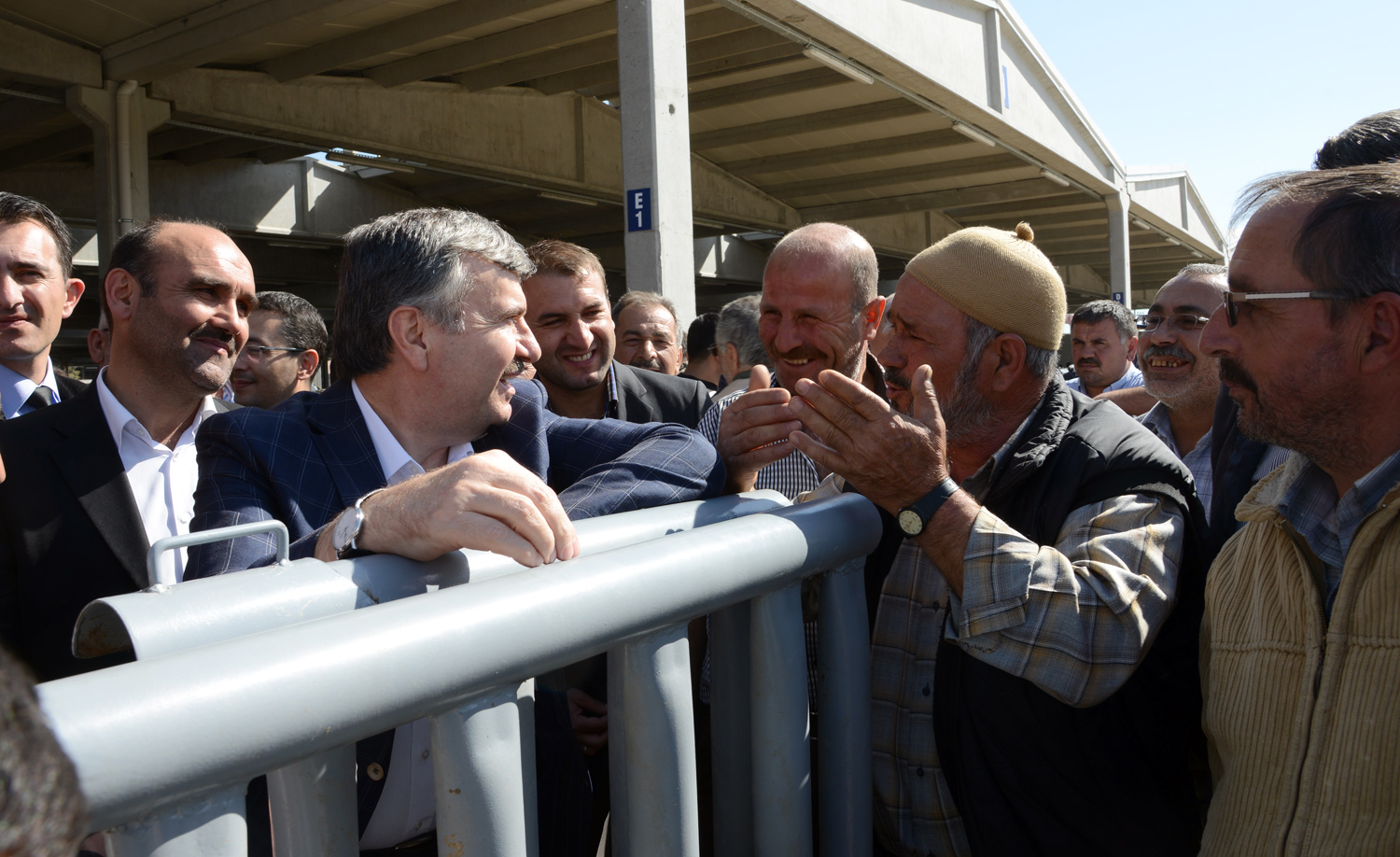 Başkan Akyürek Hayvan Park ve Pazar Yeri'nde Esnaflarla Bir Araya Geldi