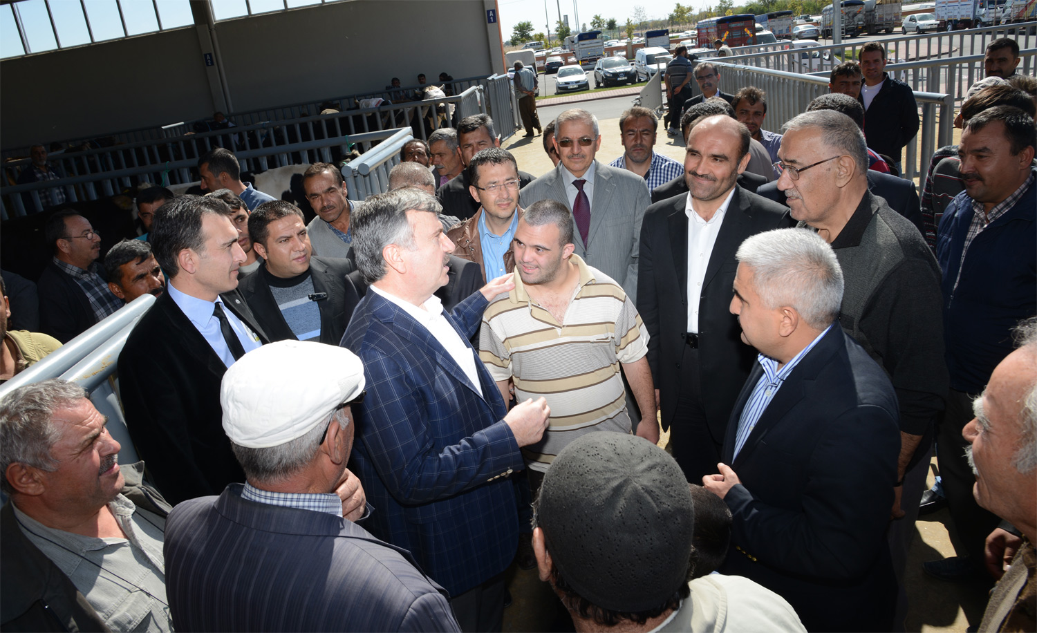 Başkan Akyürek Hayvan Park ve Pazar Yeri'nde Esnaflarla Bir Araya Geldi