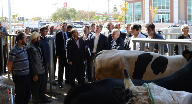 Başkan Akyürek Hayvan Park ve Pazar Yeri'nde Esnaflarla Bir Araya Geldi