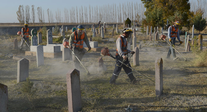 Tüm İlçe ve Beldelerdeki 529 Mezarlıkta Temizlik ve Düzenleme Çalışması Yapılıyor