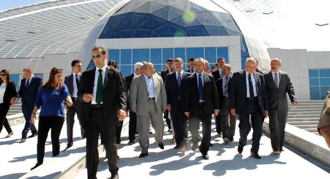Bakan Ergün Bilim Merkezi'nde İncelemelerde Bulundu
