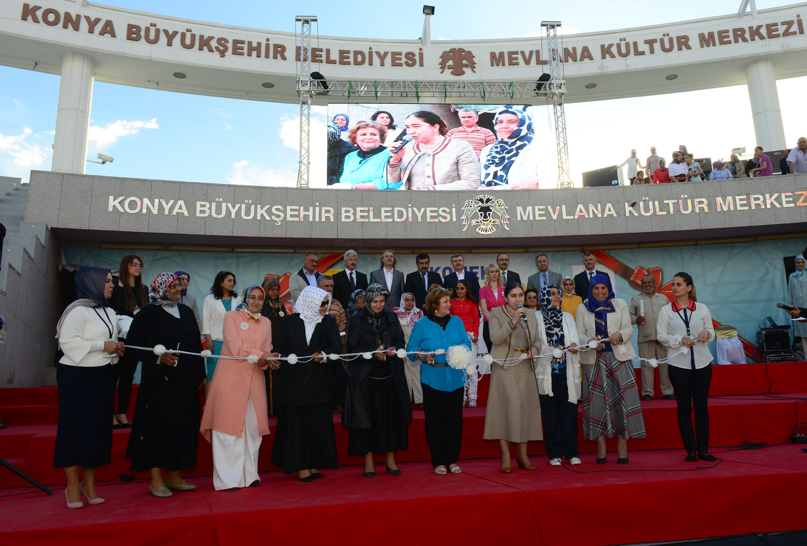 KOMEK Altın Dokunuşlar-Güldeste Sergisi Açıldı