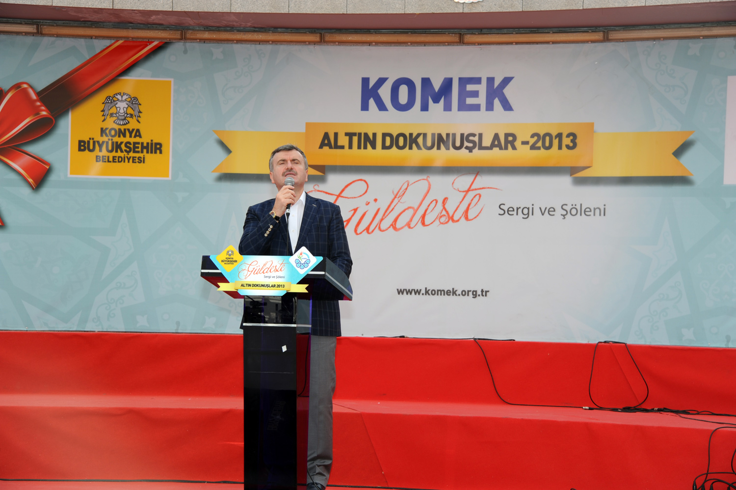 KOMEK Altın Dokunuşlar-Güldeste Sergisi Açıldı