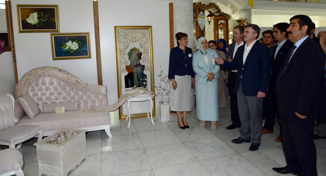 KOMEK Altın Dokunuşlar-Güldeste Sergisi Açıldı