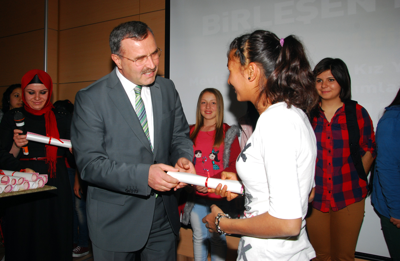 'Sevgiyle Birleşen Eller' Sergisi Açıldı
