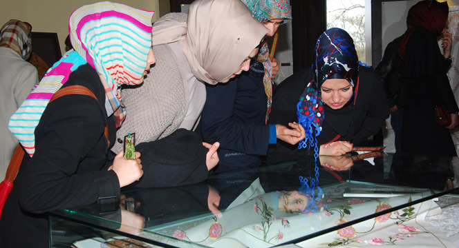 'Sevgiyle Birleşen Eller' Sergisi Açıldı
