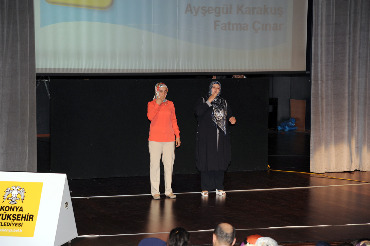 İşaret Diliyle Şiir Okudular, Şarkı Söylediler