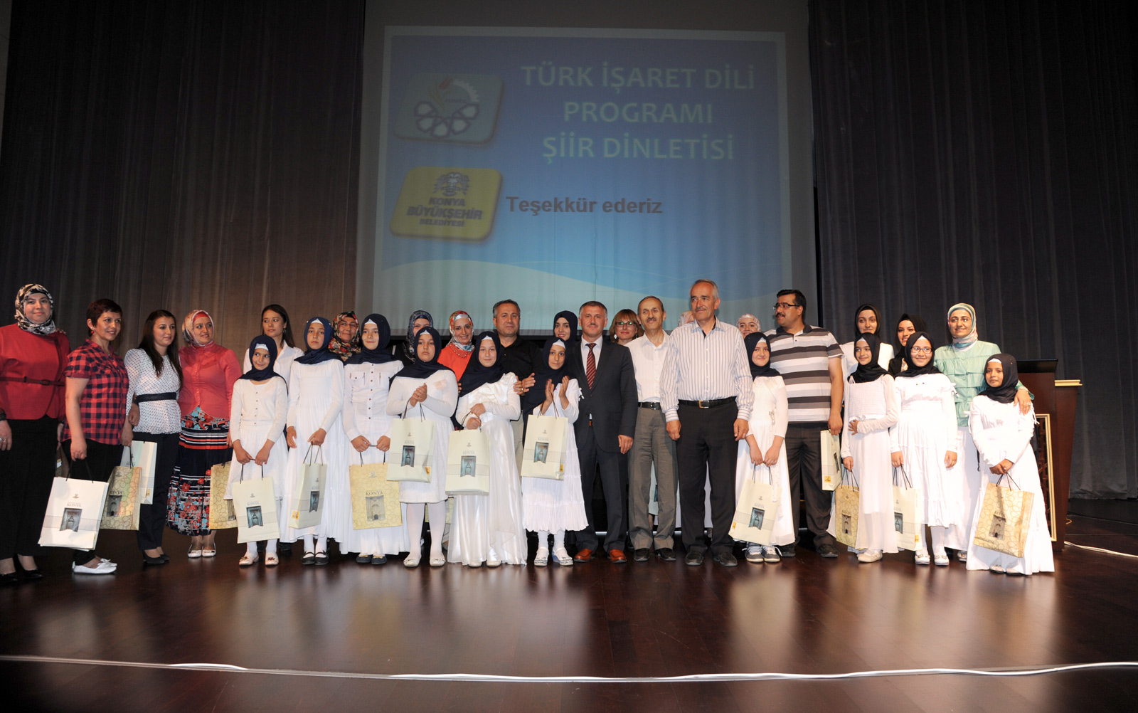İşaret Diliyle Şiir Okudular, Şarkı Söylediler