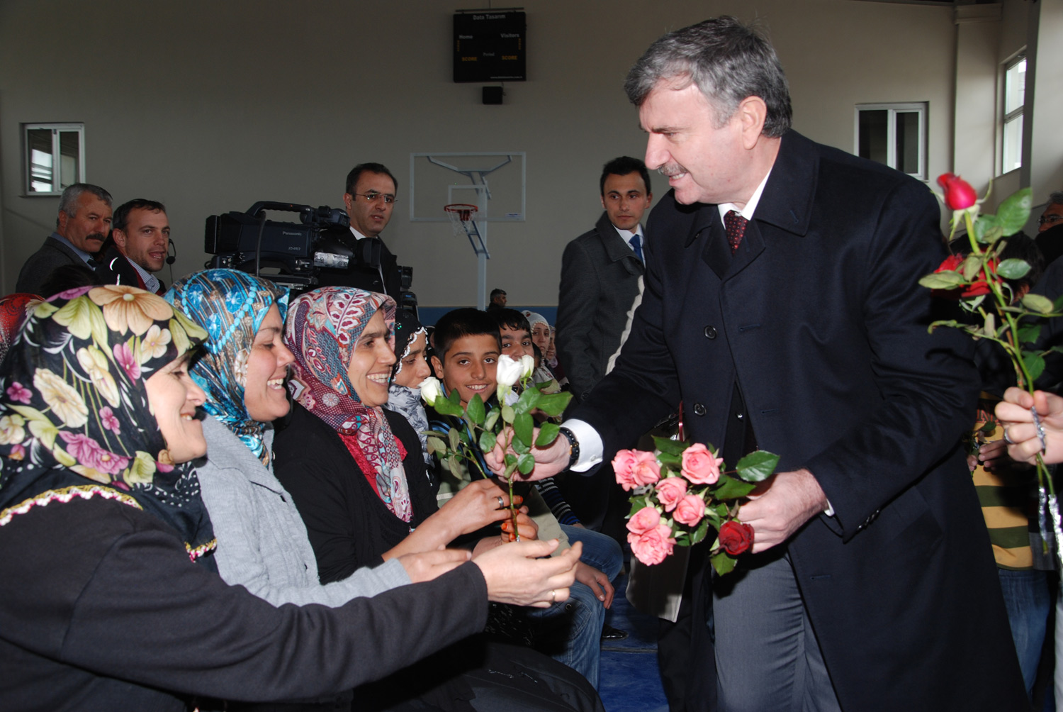 Başkan Akyürek Mahalle Meclisi'nde Kadınlar Günü'nü Kutladı