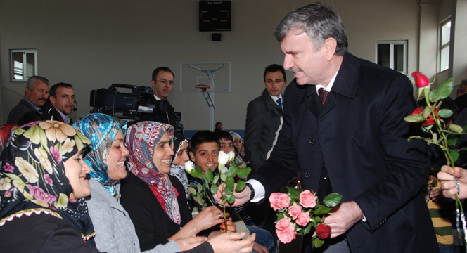 Başkan Akyürek Mahalle Meclisi'nde Kadınlar Günü'nü Kutladı