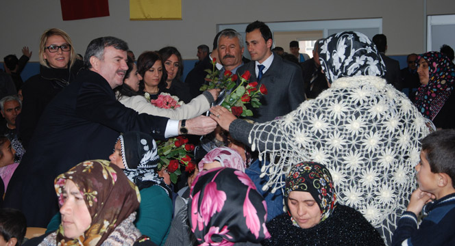 Başkan Akyürek Mahalle Meclisi'nde Kadınlar Günü'nü Kutladı