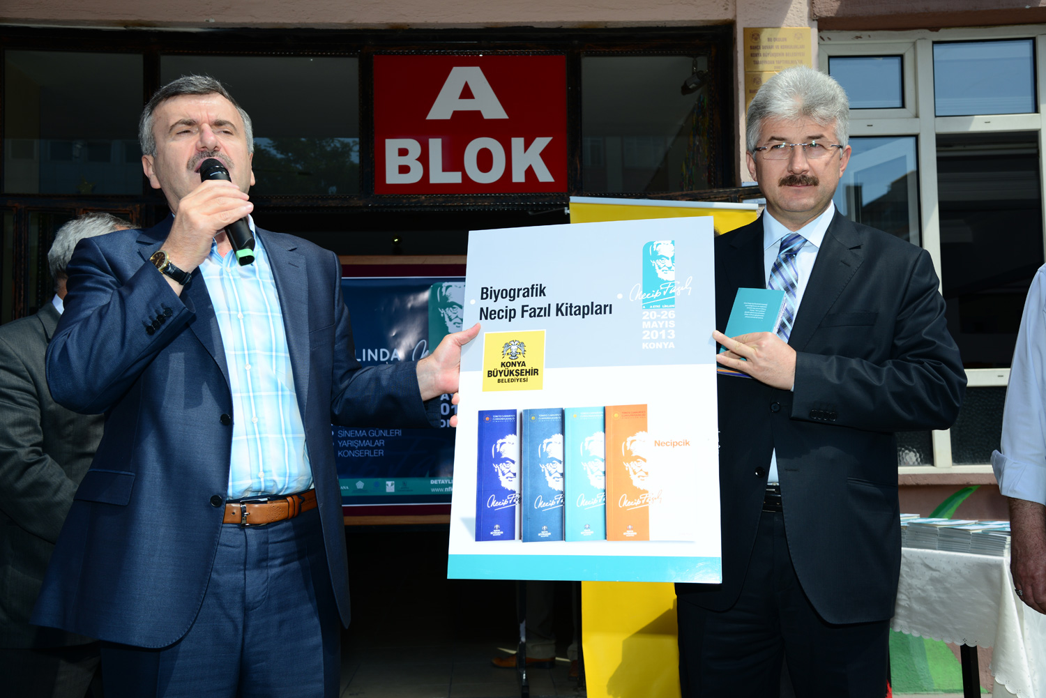 500 Bin Öğrenciye Necip Fazıl'ı Anlatan Kitaplar Dağıtılıyor
