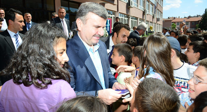 500 Bin Öğrenciye Necip Fazıl'ı Anlatan Kitaplar Dağıtılıyor