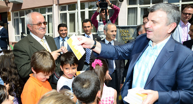 500 Bin Öğrenciye Necip Fazıl'ı Anlatan Kitaplar Dağıtılıyor