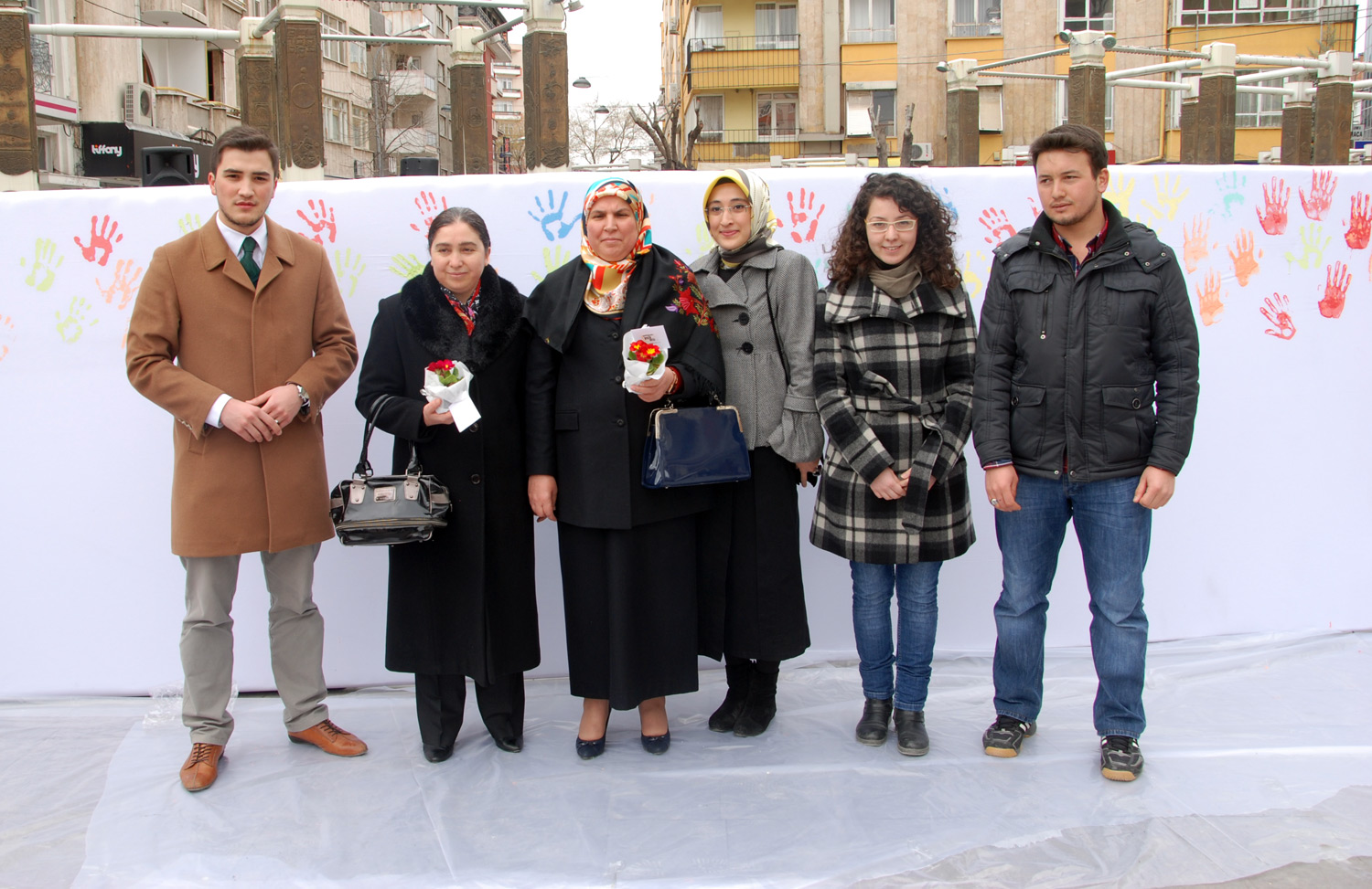 Gençlerden Dünya Kadınlar Günü'nde Anlamlı Mesaj