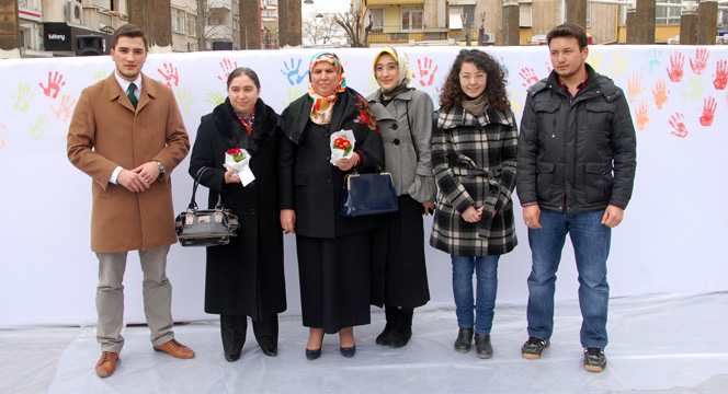 Gençlerden Dünya Kadınlar Günü'nde Anlamlı Mesaj