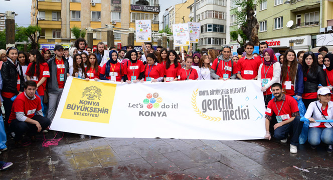 Gençler Katı Atık Toplayarak Çevreye Dikkat Çekti