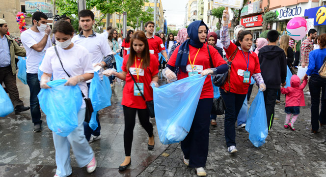 Gençler Katı Atık Toplayarak Çevreye Dikkat Çekti
