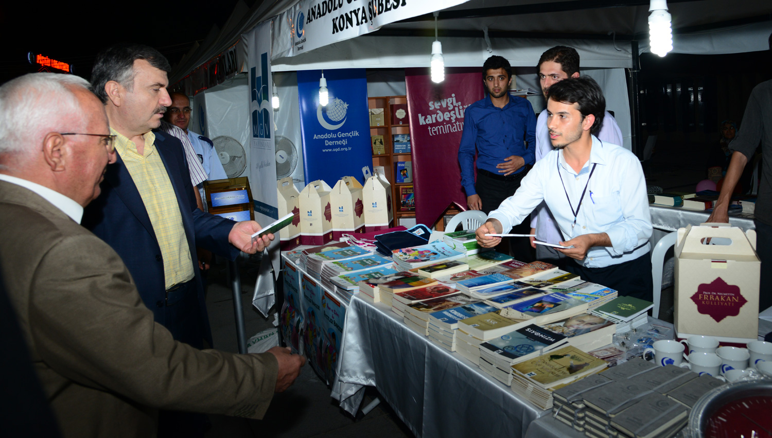 Mevlana Meydanı'nda Kitap Fuarı Açıldı