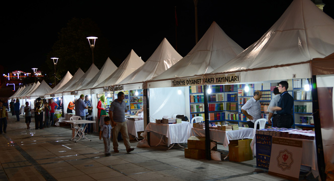 Mevlana Meydanı'nda Kitap Fuarı Açıldı