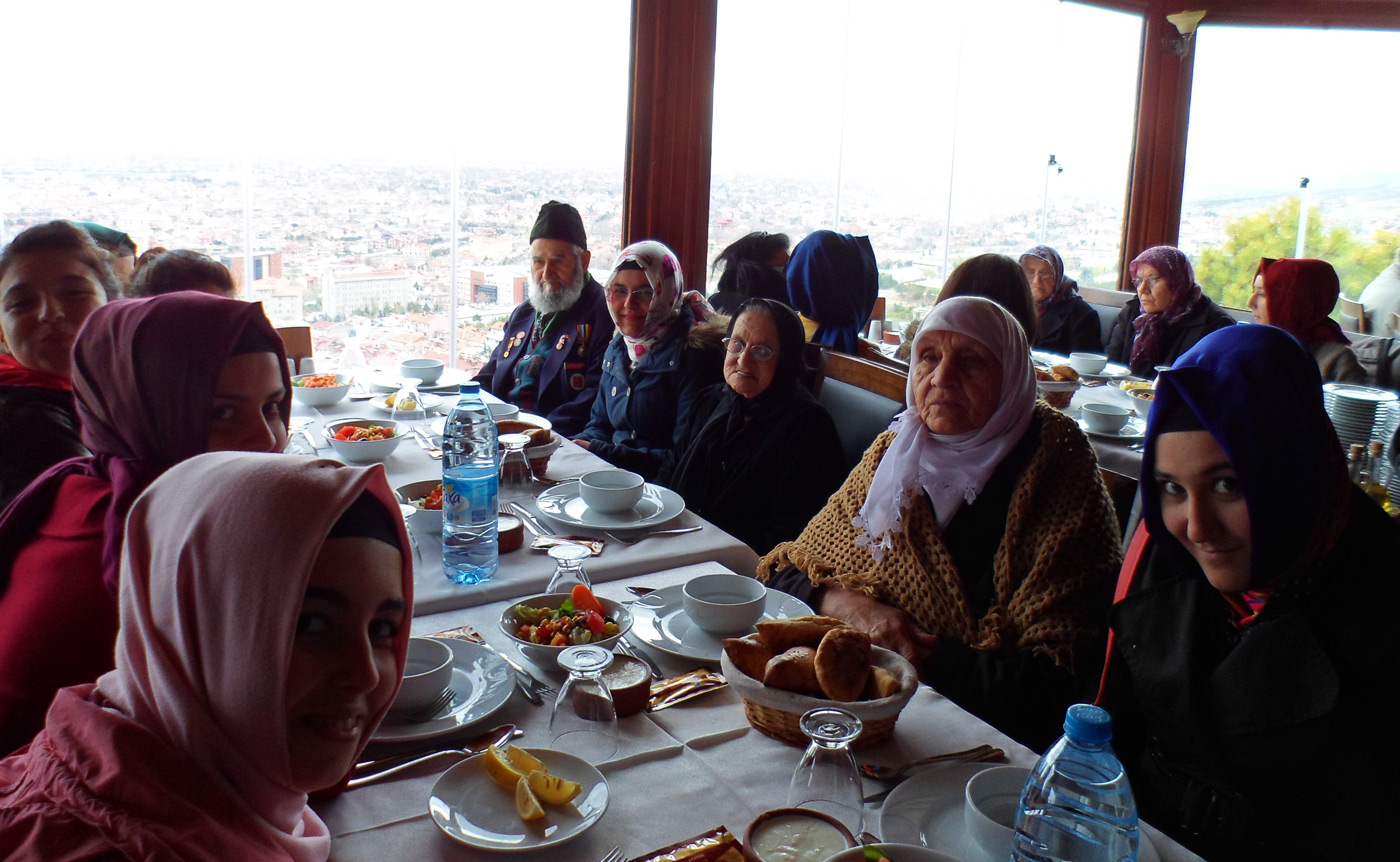 Liseli Gençler Yaşlılarla Buluştu